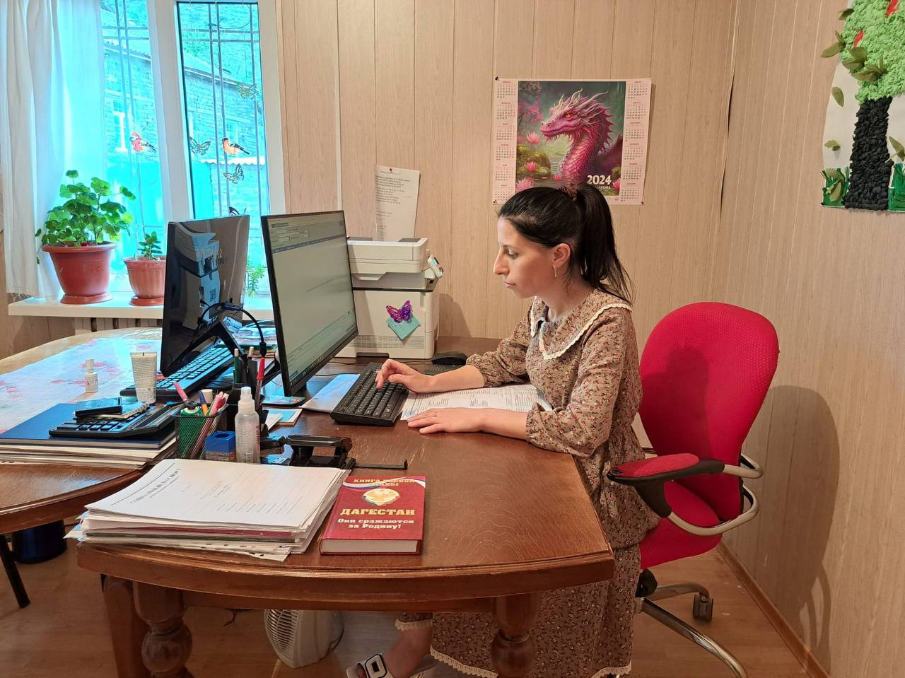 Заведующая отделением социального обслуживания детей и семей с детьми на дому, Курбанова Нияра.