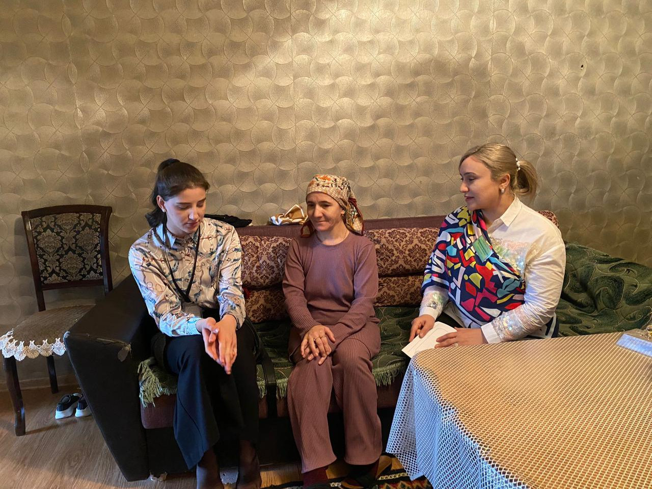 Специалист по работе с семьей и детьми Муртазалиева Раисат и психолог Ибрагимова Асият посетили мать Мусеибовой С., чтобы поздравить её с наступающим Днём матери и оказать психологическую помощь.