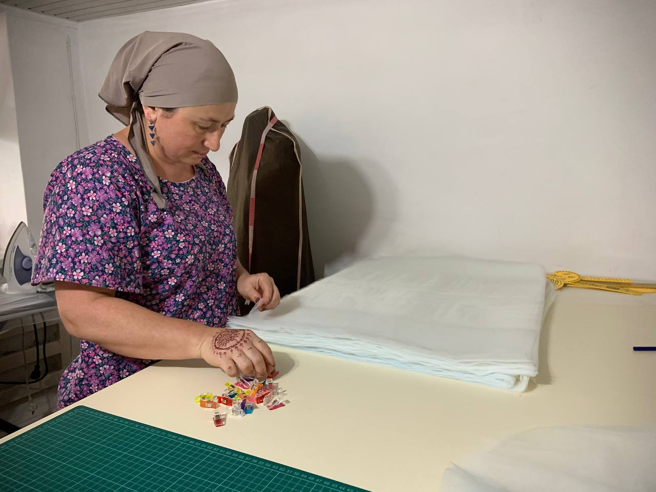 Управление соцзащиты Минтруда Дагестана в Хасавюртовском районе заключило социальный контракт на открытие ателье по пошиву одежды с Муслимат Магомедовой.