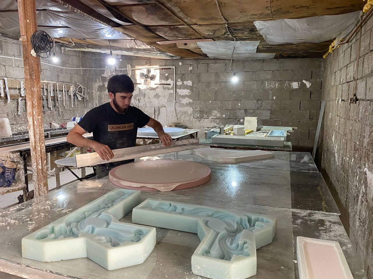 Арби Даниялов из села Боташюрт Хасавюртовского района открыл мастерскую по производству гипсовой лепнины на средства социального контракта