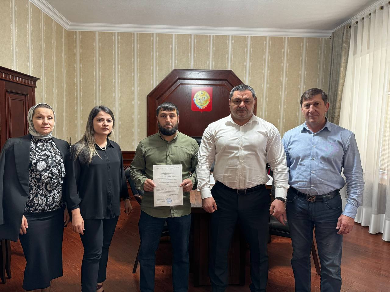 Вручение жилищного сертификата инвалиду Джентемировой Женет Байсолтановне из села Покровское