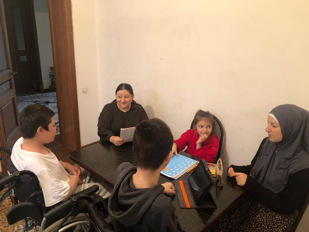 Работники Отделения социального обслуживания на дому детей и семей с детьми ко Дню матери  провели у подопечных отделения юридические консультации.