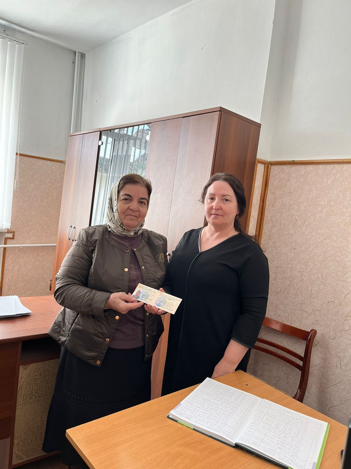 Вручение удостоверения "Ветеран труда"