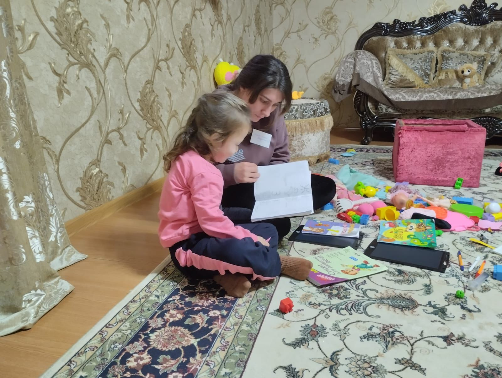 Медсестра с функцией сиделки Исаева Аминат, нашла интересный способ разнообразить время для своего подопечного - рисование.