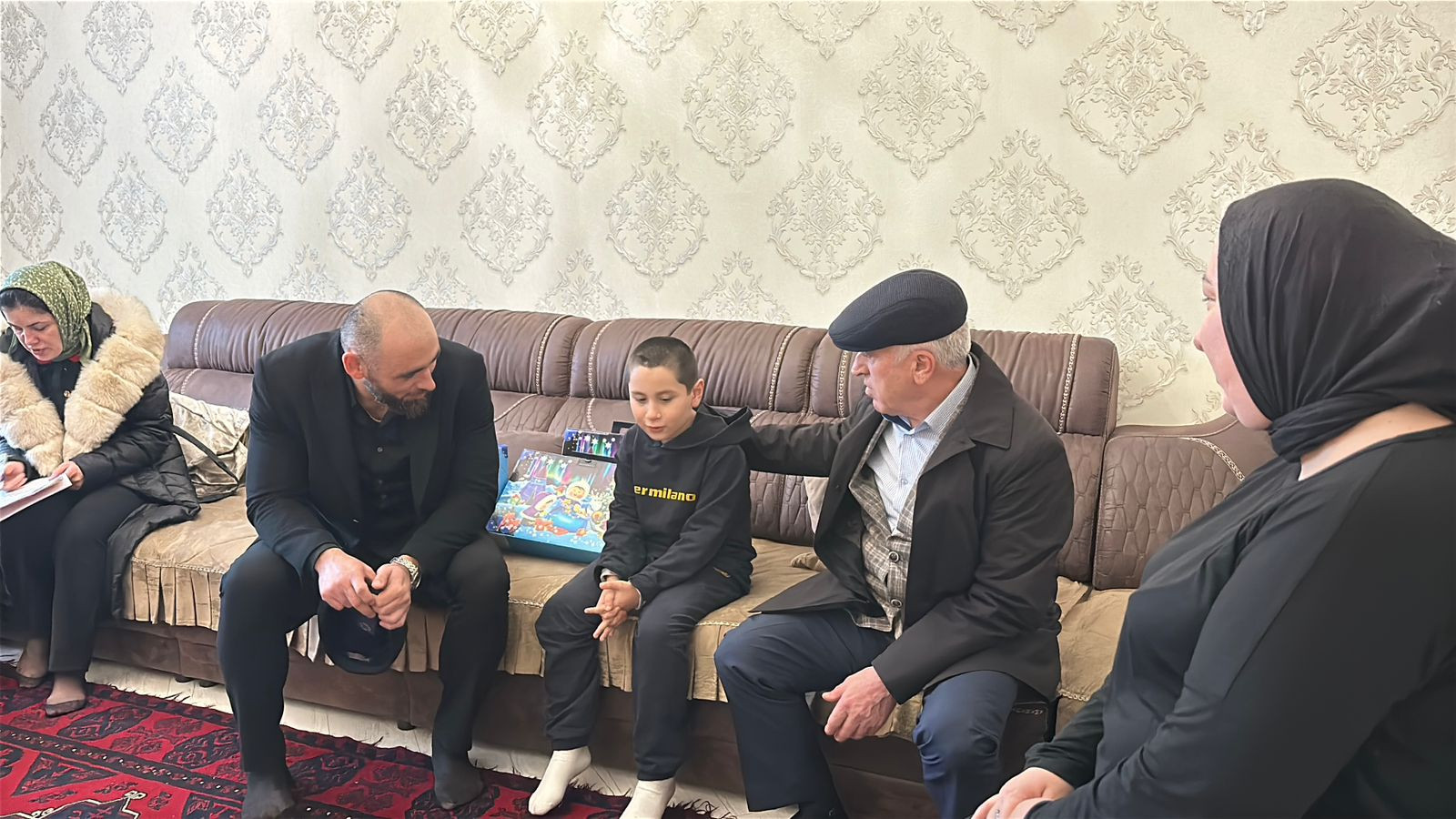 Комплексный центр соцобслуживания в Каякентском районе совместно с депутатом Государственной Думы собрал подарки для детей погибших участников СВО