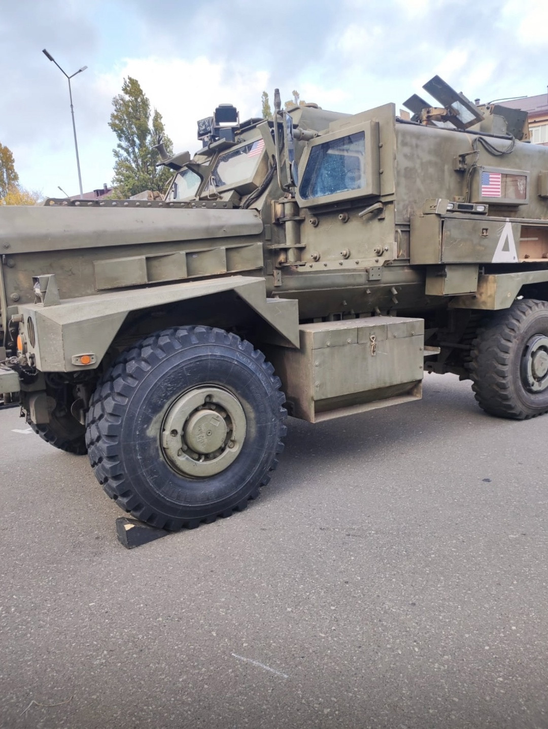 коллектив ЦЗН г. Кизилюрт во главе и.о. директора Абдулаева Г.А. посетили выставку трофейных образцов вооружения и военной техники,