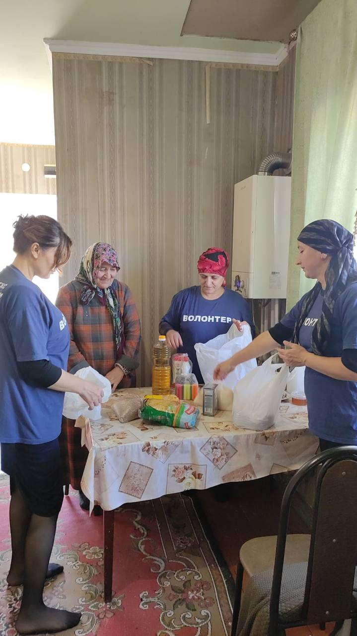 Волонтеры из числа социальных работников 2-го отделения граждан пожилого возраста и инвалидов на дому оказали гуманитарную помощь в виде продуктового набора получателю социальных услуг Машиевой П.
