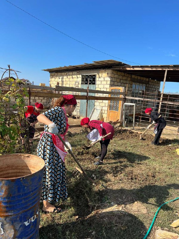 Социальные работники 2 -го отделения граждан пожилого возраста и инвалидов на дому провели «Бригадный метод»(?уборка дома??) у получателя социальных услуг Магомедовой М.