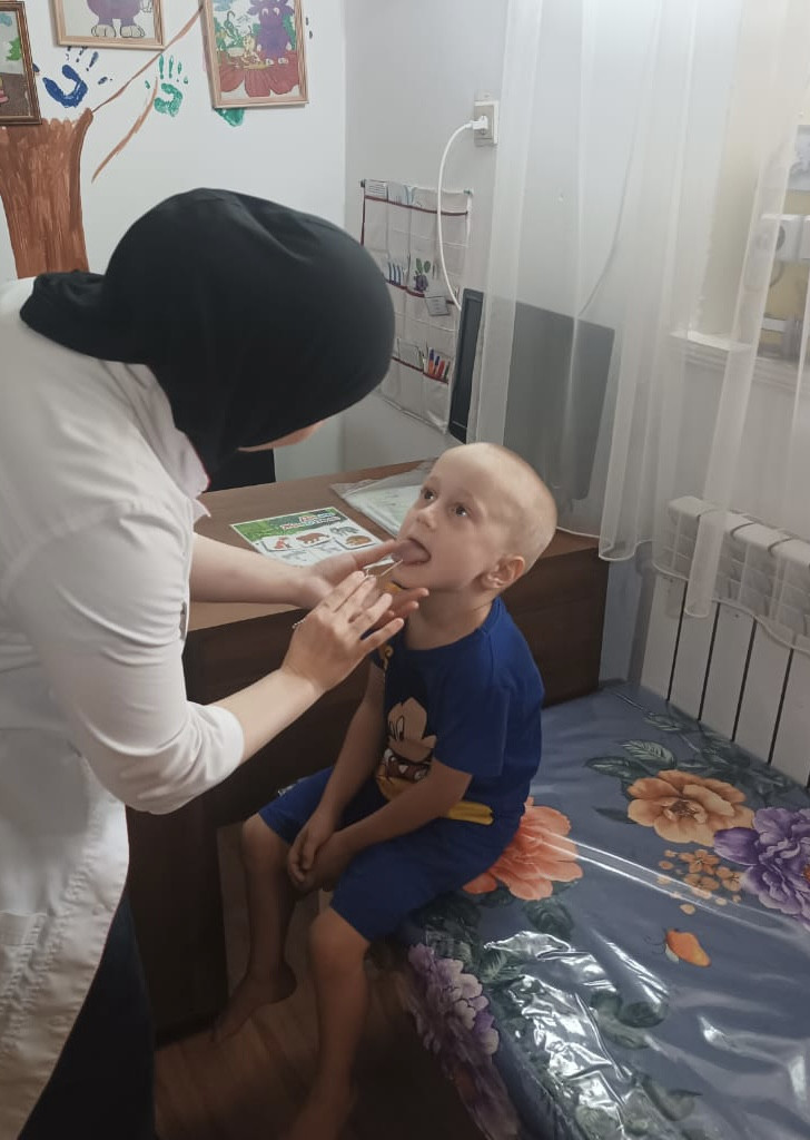 Логопедический массаж языка представляет собой определенный набор техник, которые направлены на изменение мышечного тонуса языка и переключаемость его движений.