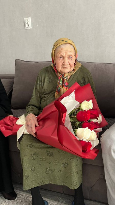 C наступающим Новым годом, поздравили Белялову Галину Маджидовну-ветерана Великой Отечественной войны.