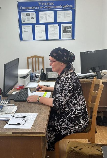 Работает с людьми.