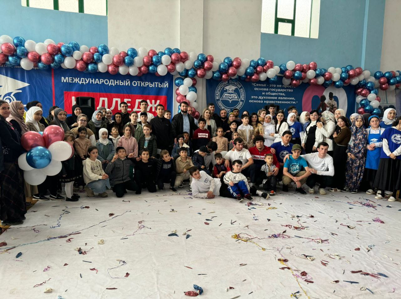 Торжественное мероприятие в Международном открытом колледже с участием заместителя директора социальной защиты Хасавюртовского района, Махтибека Махтибекова.