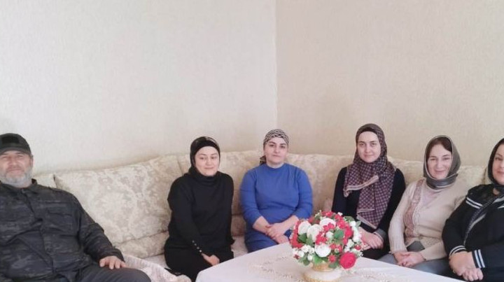 В Гунибском районе в преддверии Международного женского дня поздравление с праздником принимают жены и матери участников специальной военной операции