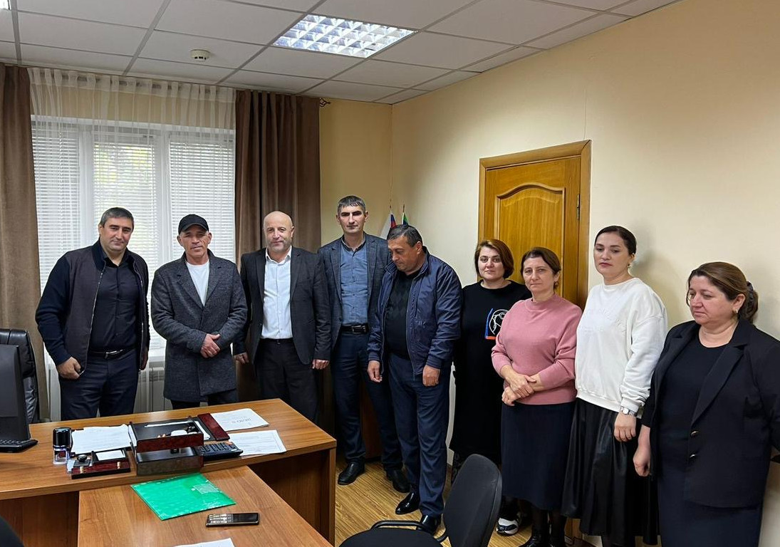 Коллектив управления социальной защиты населения Сулейман-Стальского района проводил своего коллегу Гусена Келбялиева, который отправился на военную службу в зону специальной военной операции.