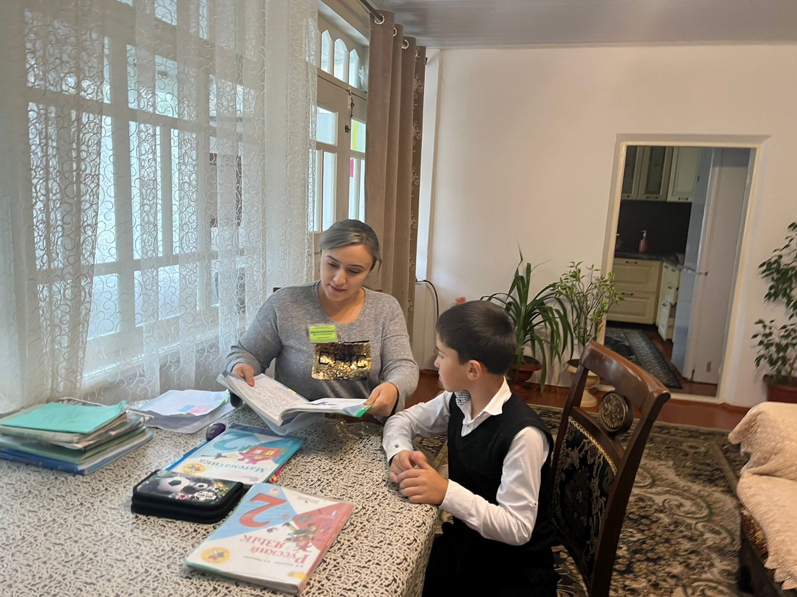 Специалист по работе с семьей и детьми, Муртазалиева Раисат, посетила Халимбекова А. для оказания педагогической помощи.