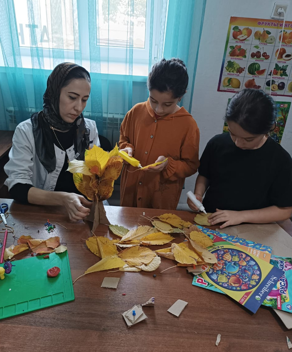 Воспитатель Чамсаева А. с детьми изготовили поделку на тему «Осень наступила».??
