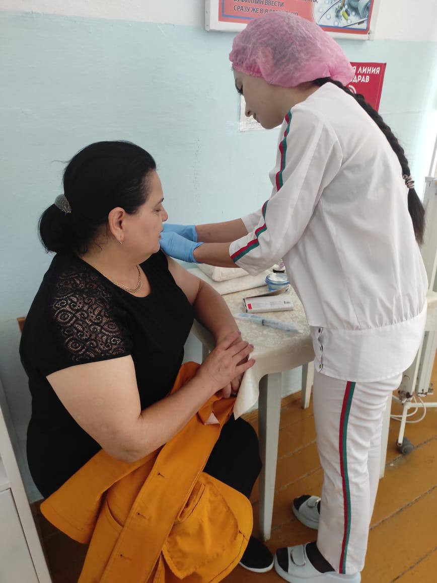 Социальные работники с. Аксай приняли активное участие в вакцинации против гриппа.