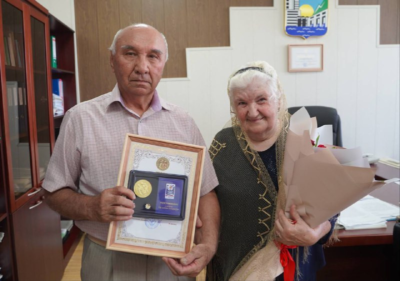 Семью Умаровых из Кизилюрта поздравили с Днем семьи,любви и верности