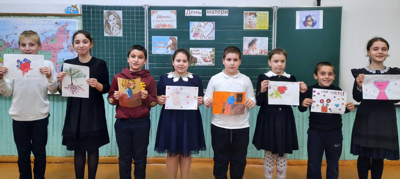 В Тарумовском районе социальные работники помогли школьникам организовать праздничную выставку для мам