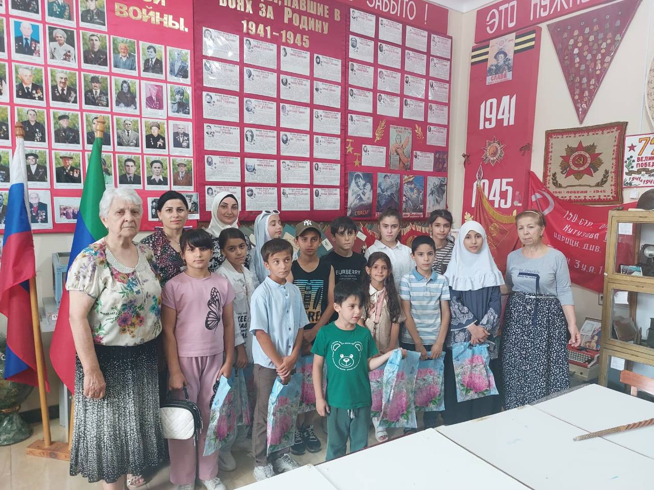 Работники ОСОДД и СД организовали культурно - досуговую экскурсию, в каникулярный период для подопечных несовершеннолетних детей, в краеведческий музей имени Тахо-годи города Дагестанские Огни(12детей)