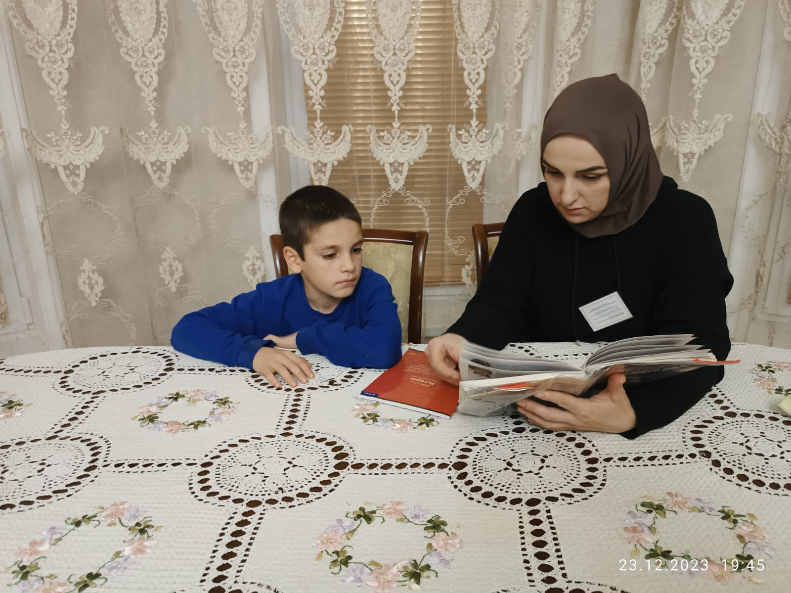 Рабочий день специалиста по работе семьёй и детьми Багомедовой Замиры входит посещение своих подопечных, оказывание педагогических услуг и организация досуга для детей.