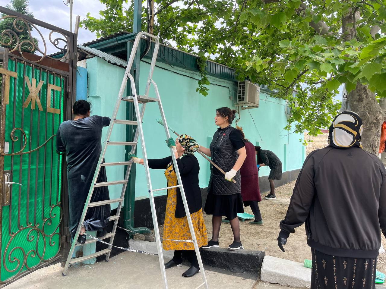 Сегодня  сотрудники учреждения вышли на субботник, чтобы привести Центр в  порядок.