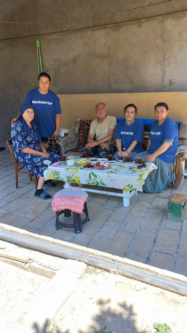 Волонтеры из числа социальных работниц 2-го отделения граждан пожилого возраста и инвалидов на дому оказали гуманитарную помощь в виде продуктового набора