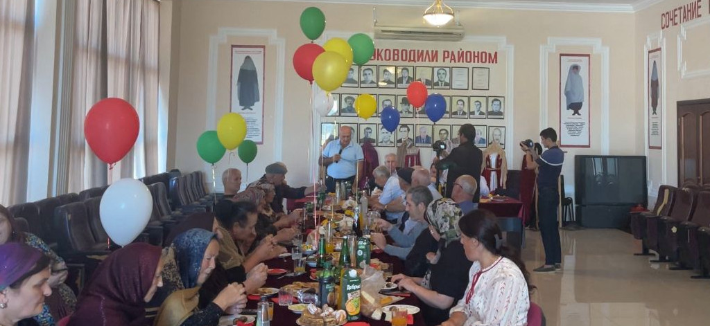 Работники Комплексного центра социального обслуживания населения в Каякентском районе с подопечными ветеранами обсудили их трудовые заслуги и достижения