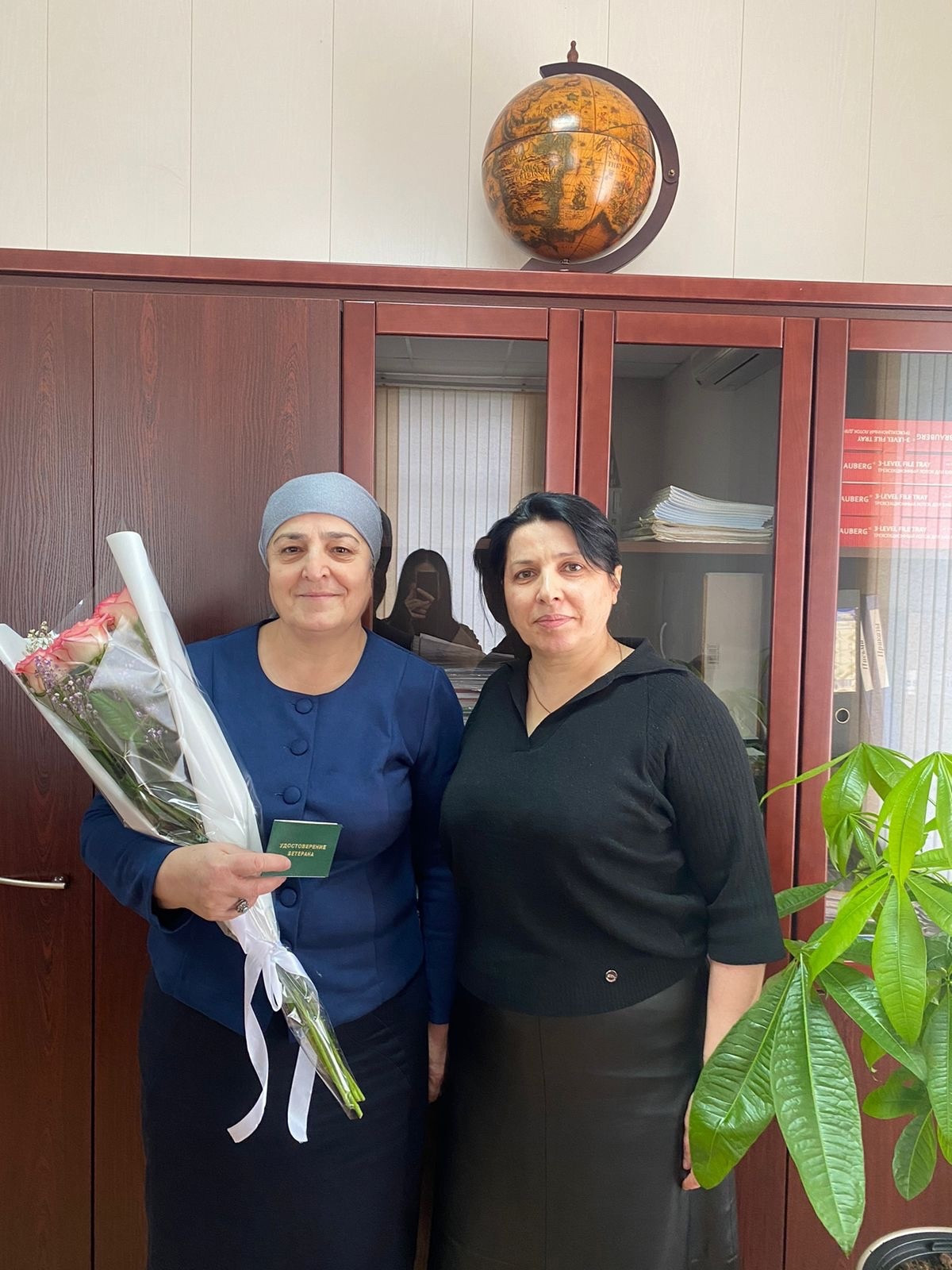 Вручение удостоверения "Ветеран труда" директором ГКУ РД УСЗН в МО «Кизлярский район».