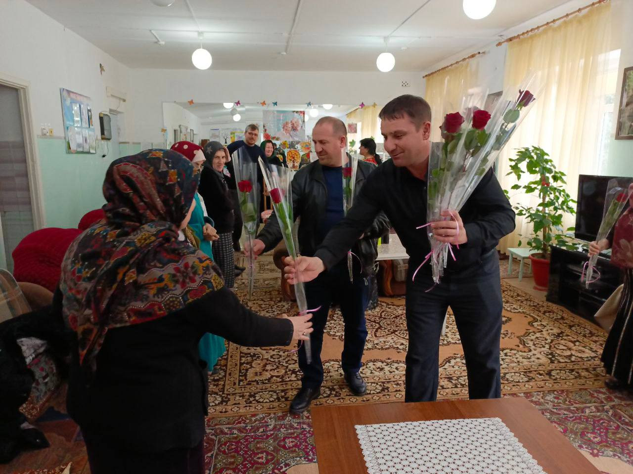 С Международным женским днём поздравили матерей участников СВО и получателей социальных услуг ОСОПГИ.