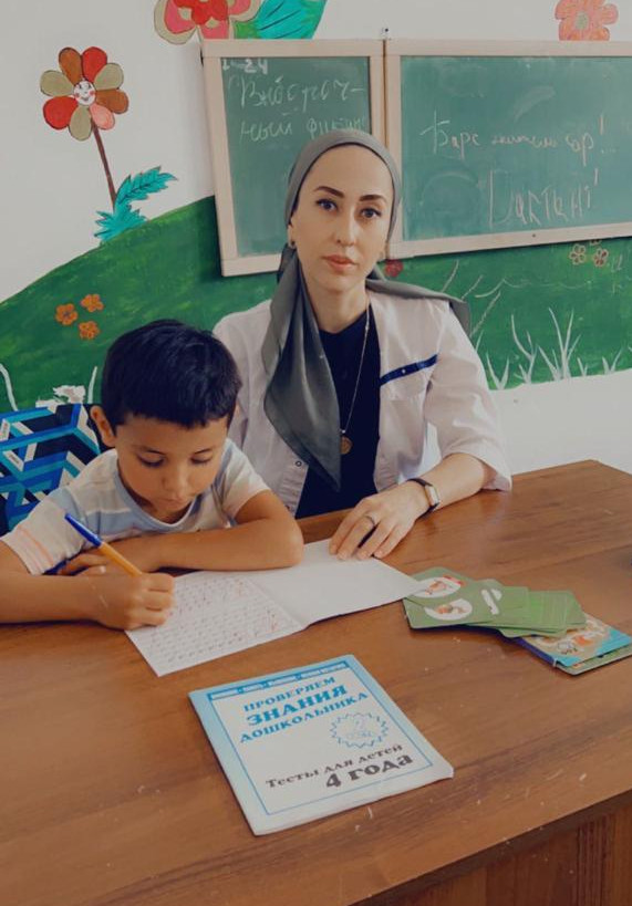 Воспитатель Чамсаева Алжанат проводит занятие на тему: «Подготовка к школе»