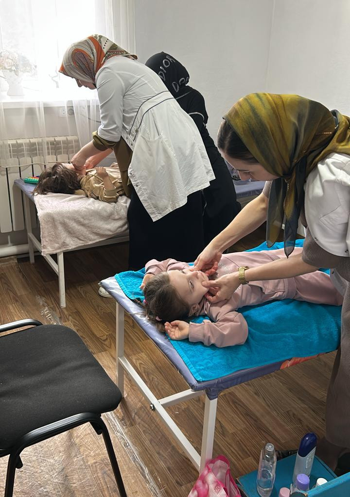 Логопедический массаж – это массаж, который нормализует мышечный тонус и активно воздействует на мышцы речевого аппарата (губы, язык, щеки, нёбо), тем самым стимулируя нормализацию работы.