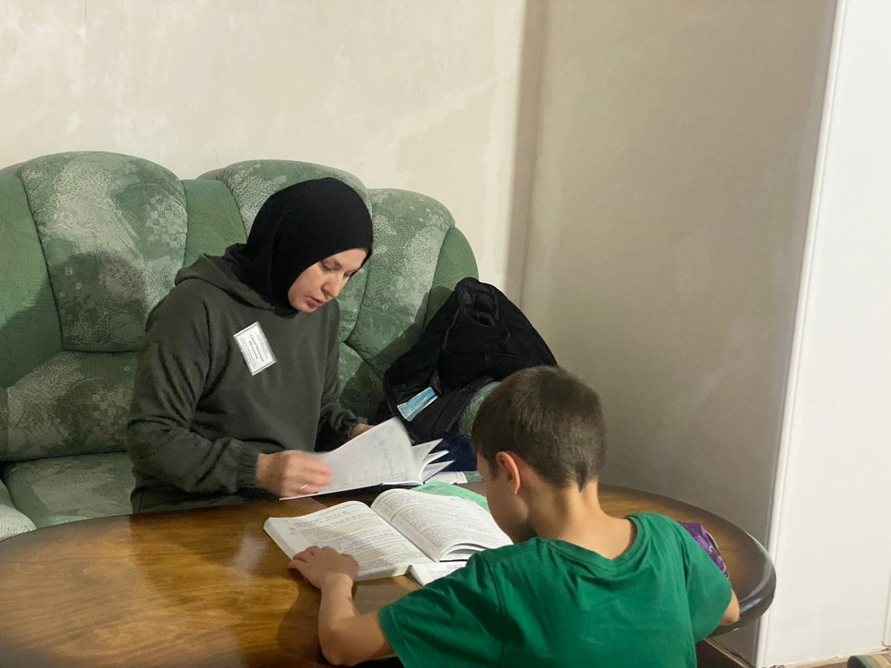 В рабочий день специалиста по работе семьёй и детьми Алиевой Максалины входит посещение своих подопечных, оказывание педагогических услуг и организация досуга для детей.