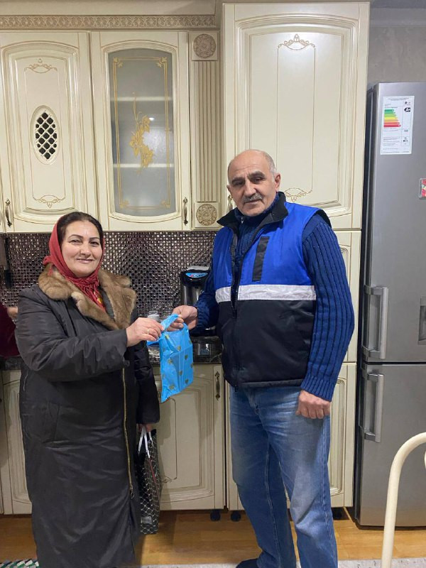 В День Защитника Отечества, социальный работник поздравляет подопечного.