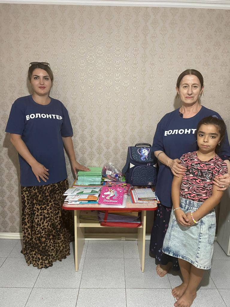 В рамках акции "Помоги пойти учиться" волонтёры отделения социального обслуживания граждан пожилого возраста и инвалидов в полустационарной форме Алибекова З., Гаджиева З посетили малоимущую семью