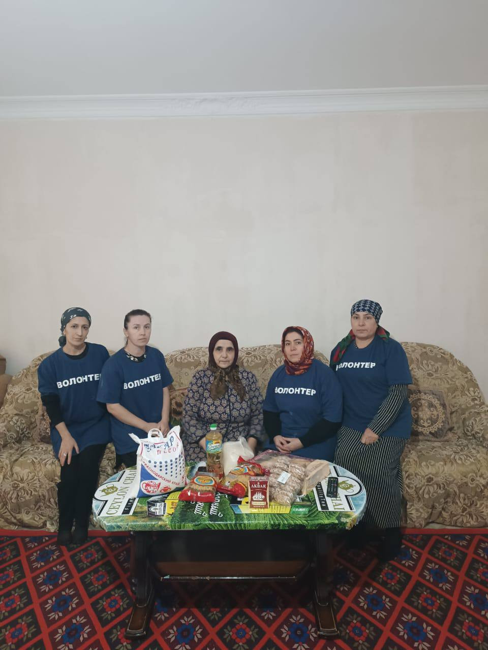 Социальные работники 1-го отделения граждан пожилого возраста и инвалидов на дому навестили подопечную отделения инвалида 2 группы Ибрагимову Умайсат, оказали гуманитарную помощь в виде продуктового набора .