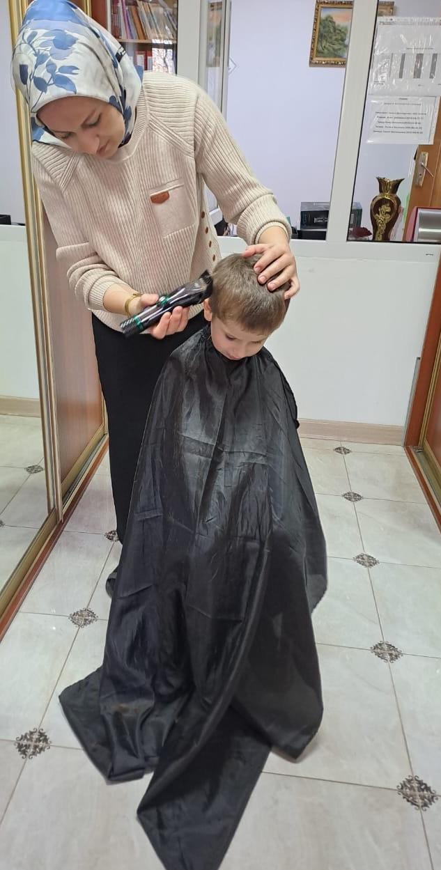 Услуги по стрижке волос.