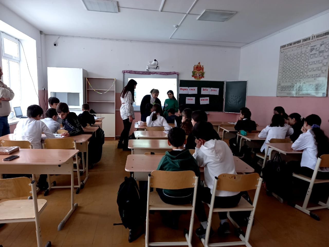 Специалисты и психологи Комплексного центра Сергокалинского района посетили школу №2 и провели тестирование на тему "Подросток и наркотики".