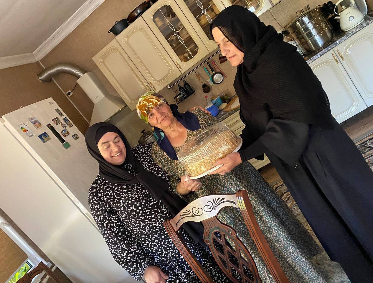 Заведующие отделений КЦСОН Агульского района  поздравили подопечную Центра с днем рождения.