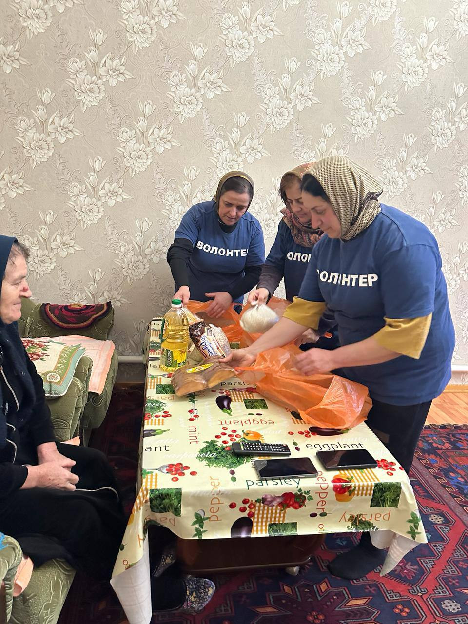 Волонтеры 2-го отделения граждан пожилого возраста и инвалидов на дому в честь праздника Ураза-Байрам посетили малоимущую семью