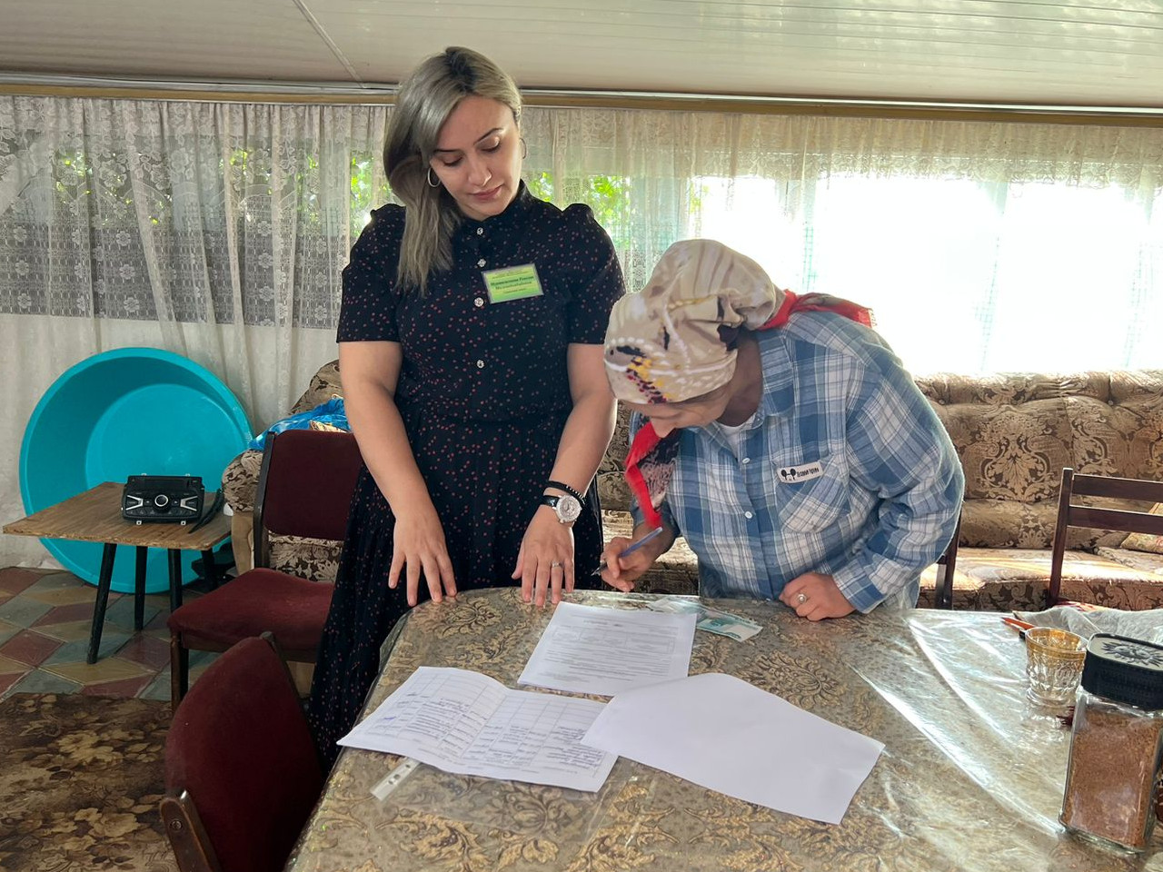Специалист по работе с семьей и детьми, Муртазалиева Раисат, посетила семью, находящуюся в трудной жизненной ситуации (ТЖС), и оказала им материальную помощь от Всероссийского общества инвалидов.