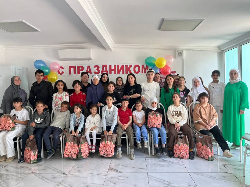 В канун праздника 1июня - Международный день детей и Всемирный день родителей работниками Отделения социального обслуживания на дому детей и семей с детьми проведен праздничный утренник на тему: «Волшебный мир детства».