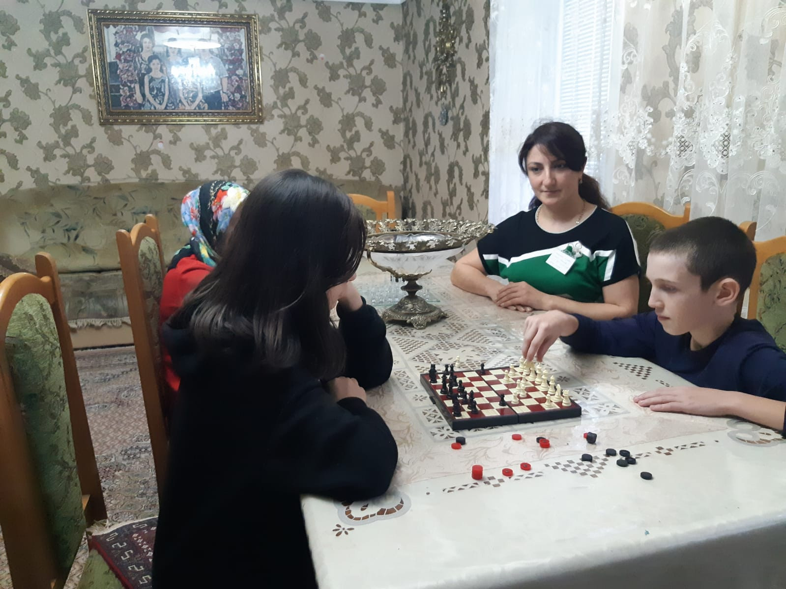 Специалист по работе с семьей и детьми Багандова Разият в своих рабочих буднях активно осуществляет оказание педагогических услуг.