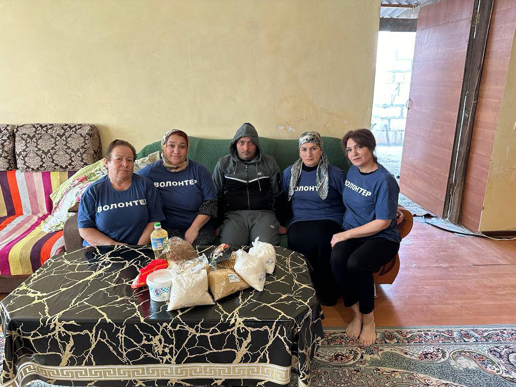 Волонтеры из числа социальных работниц 2-го отделения граждан пожилого возраста и инвалидов на дому оказали гуманитарную помощь в виде продуктового набора малоимущему инвалиду, который состоит на обслуживании в отделении Абдуллаеву Г,