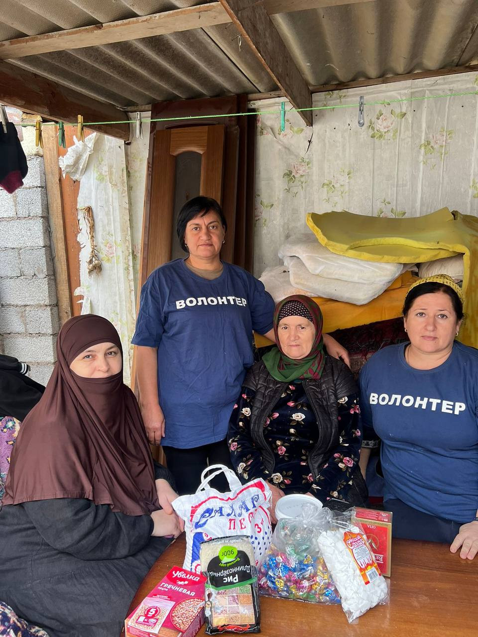 Волонтеры из числа социальных работников 1-го отделения граждан пожилого возраста и инвалидов на дому оказали гуманитарную помощь в виде продуктового набора получателю социальных услуг Гаджиевой С.