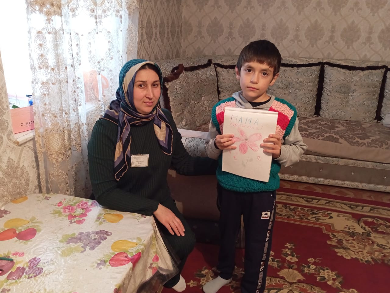 Специалисты отделения социального обслуживания на дому детей и семей с детьми организовали для своих подопечных конкурс рисунков на День матери.