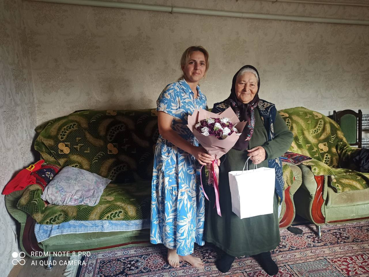 Социальные работники 1-го отделения граждан пожилого возраста и инвалидов на дому поздравили с праздником Днем пожилого человека, получателей социальных услуг цветами и добрыми пожеланиями.