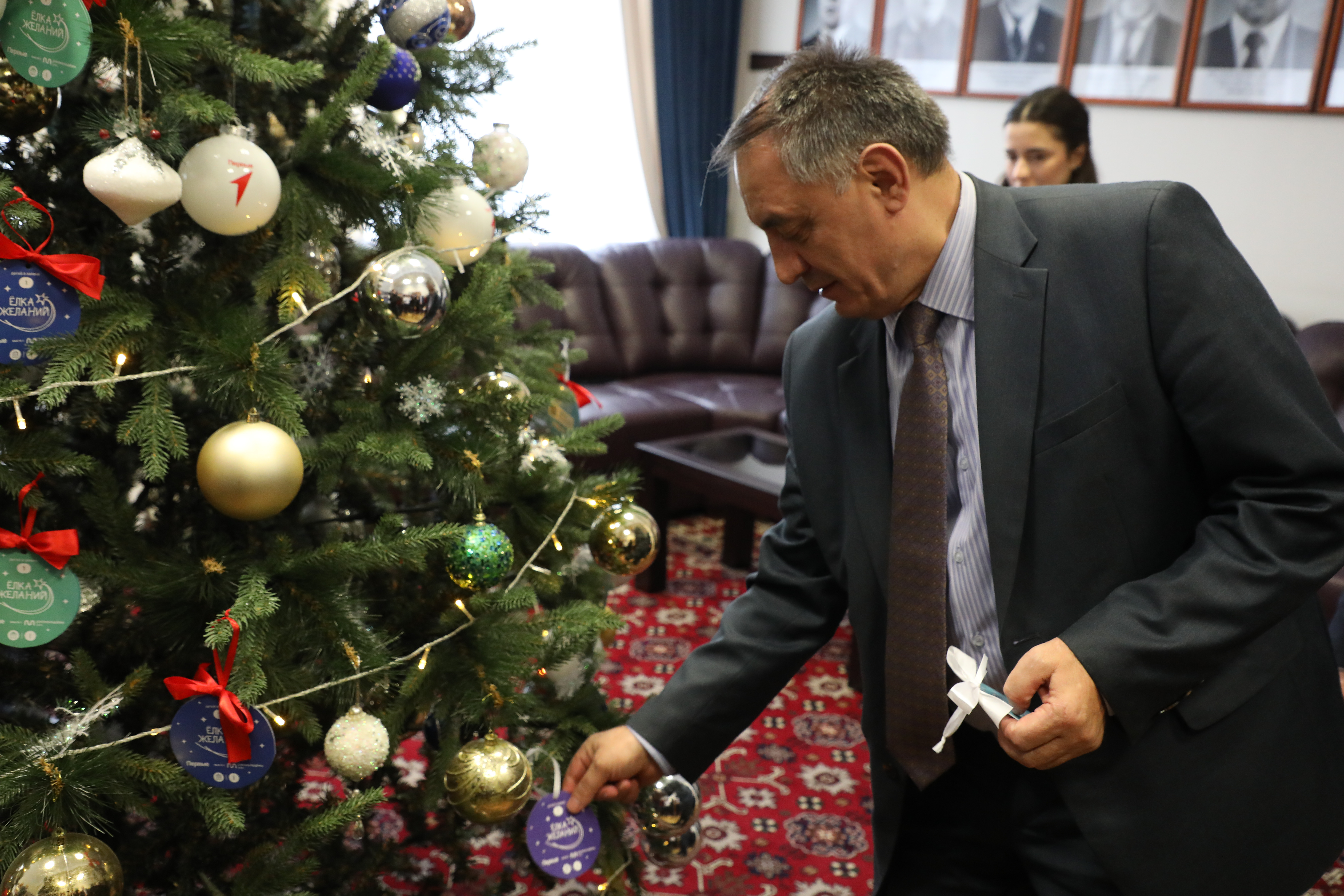 Заместитель Председателя Правительства Республики Дагестан Абдурахман Махмудов принял участие в ежегодной благотворительной предновогодней акции «Елка желаний»