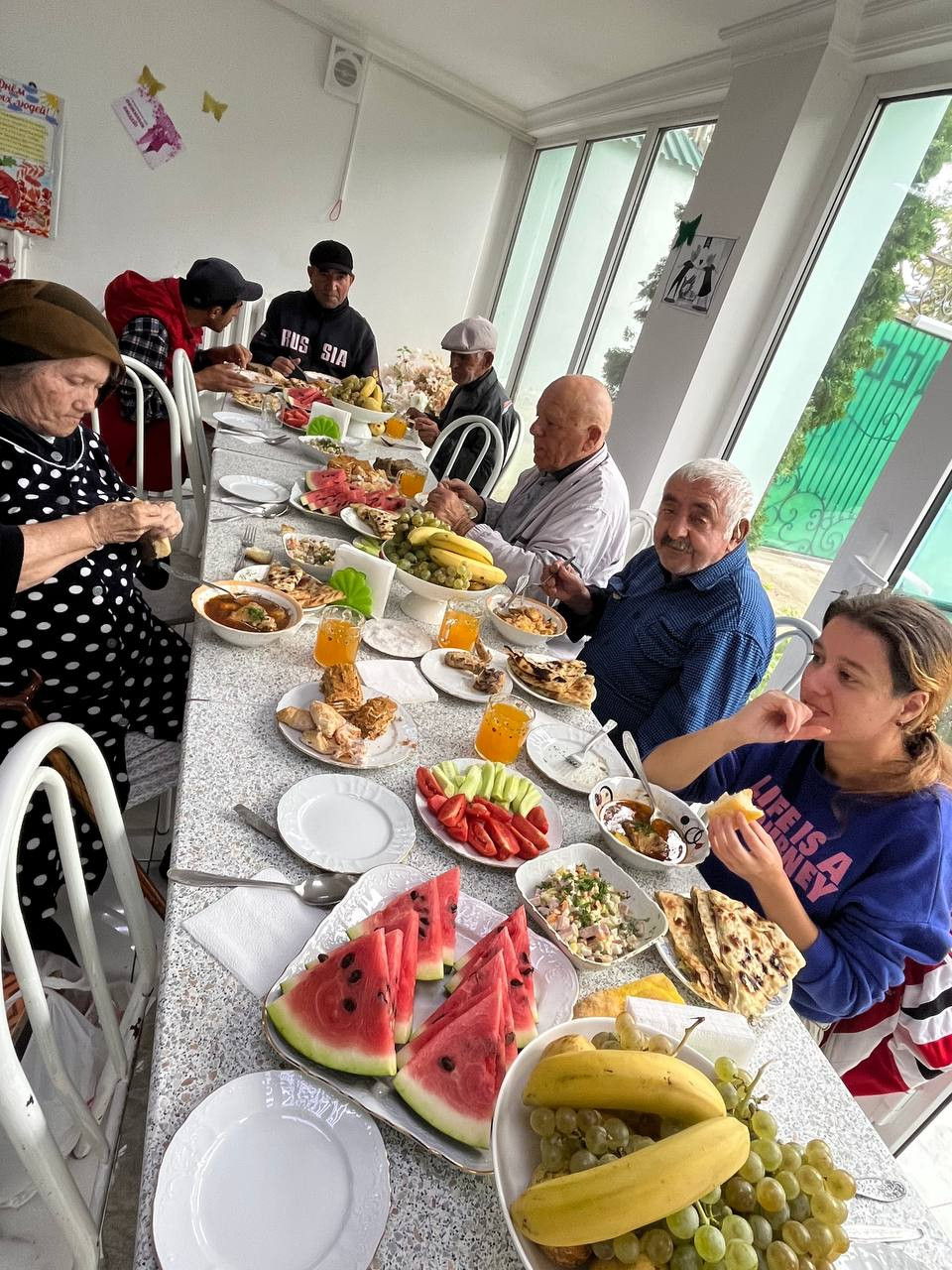 04.10.2023г. Руководство магазина «Светафор» посетил Комплексный центр поздравить подопечных временного пребывания и подопечных в полустационарной форме, с Днем пожилых.