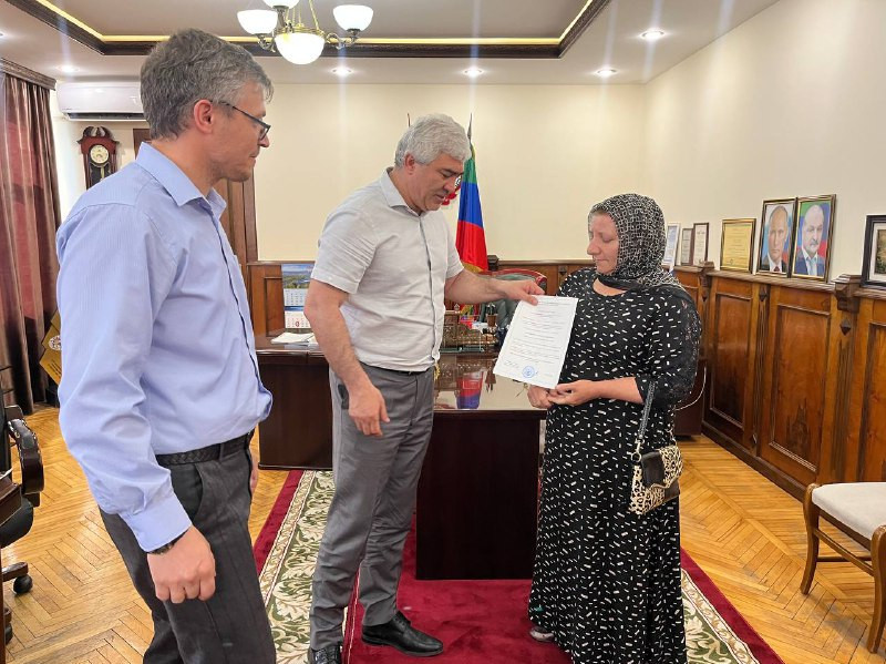 Вручение свидетельства о предоставлении безвозмездной субсидии на приобретение жилья!